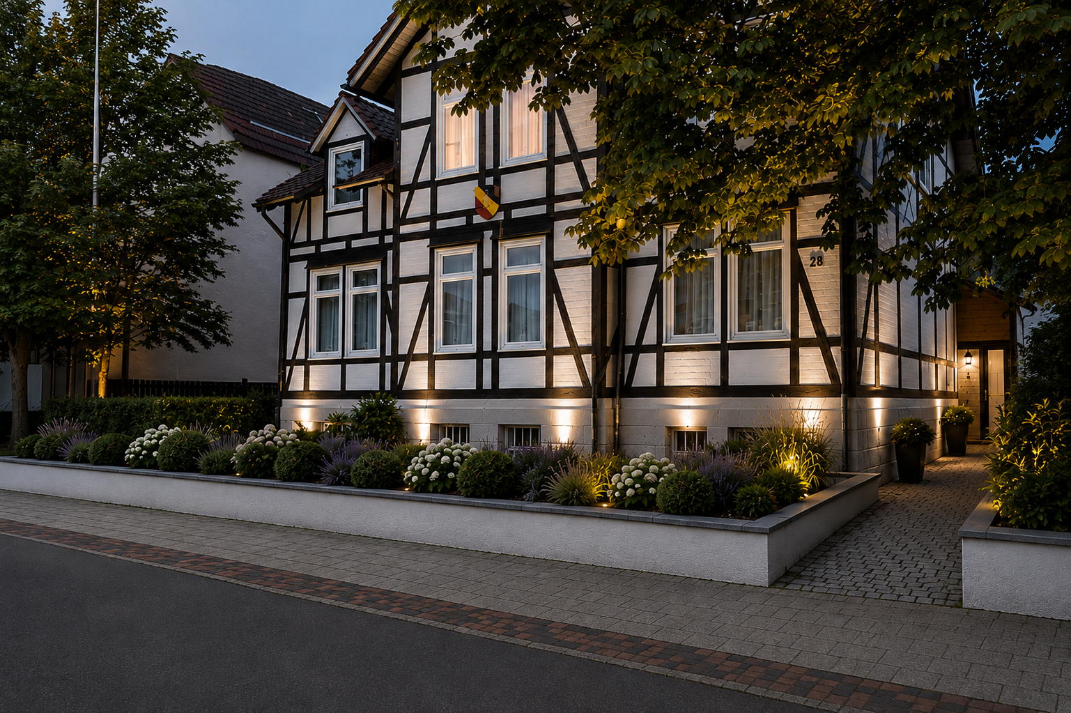 Das beleuchtete Alemannenhaus am Rebenring in der Abenddämmerung