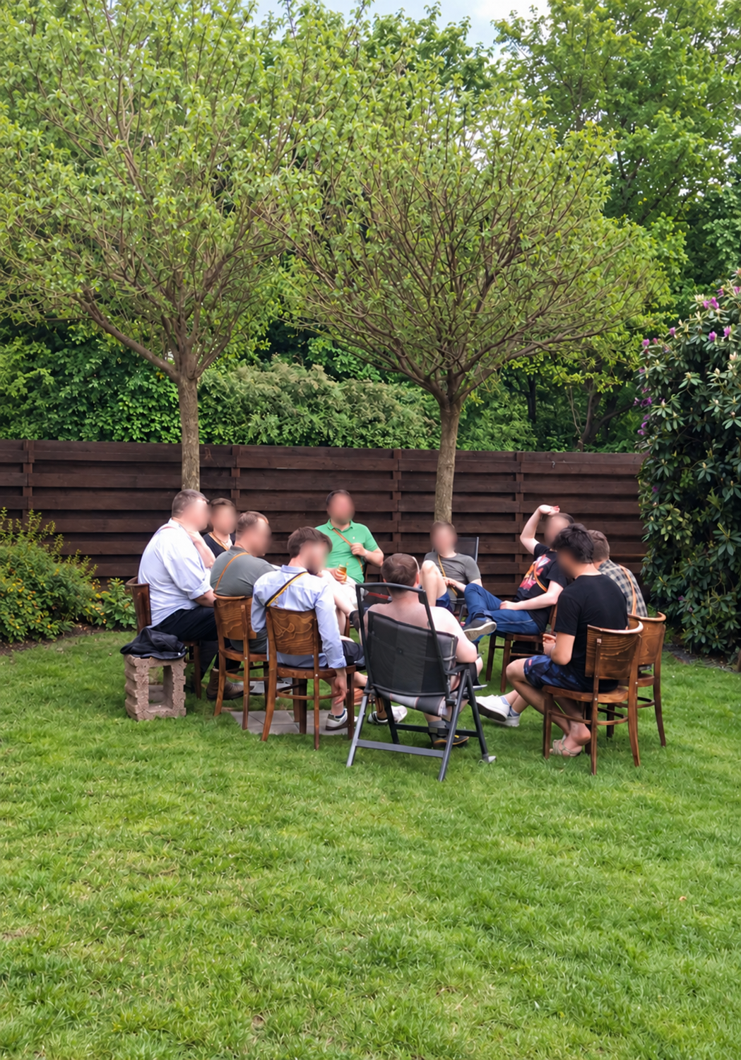 Mitglieder der Alemannia im gemeinsamen Gespräch im Garten
